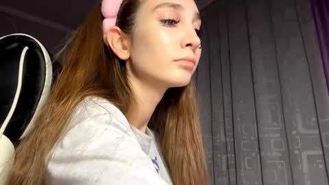 Snapshot of halliemcanaw chatting on 11.02.25 Holly online show from 11.02.25