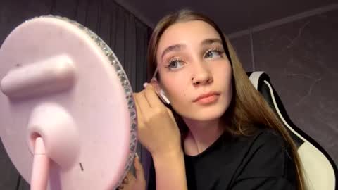 Snapshot of halliemcanaw chatting on 11.03.25 Holly online show from 11.03.25