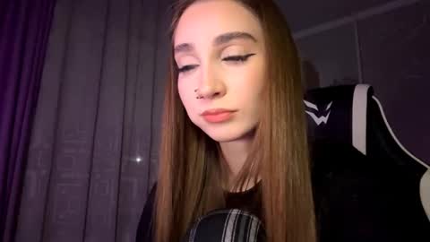 Snapshot of halliemcanaw chatting on 11.06.25 Holly online show from 11.06.25