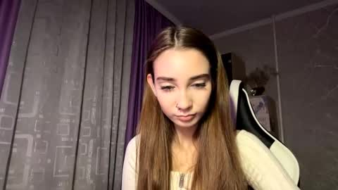 Snapshot of halliemcanaw chatting on 11.10.25 Holly online show from 11.10.25