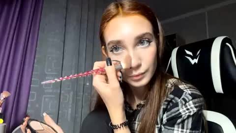 Snapshot of halliemcanaw chatting on 11.14.25 Holly online show from 11.14.25