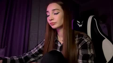 Snapshot of halliemcanaw chatting on 11.29.25 Holly online show from 11.29.25