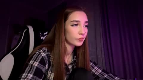 Snapshot of halliemcanaw chatting on 12.03.25 Holly online show from 12.03.25