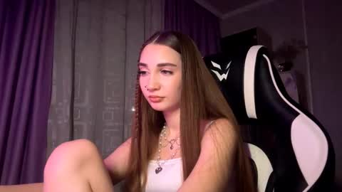 Snapshot of halliemcanaw chatting on 12.13.25 Holly online show from 12.13.25