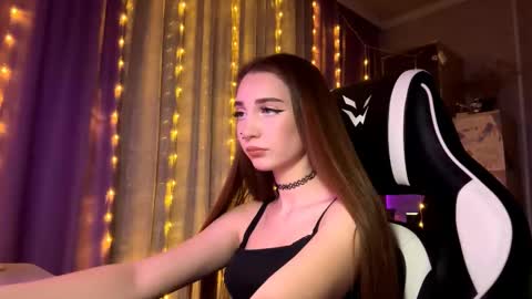 Snapshot of halliemcanaw chatting on 12.17.25 Holly online show from 12.17.25