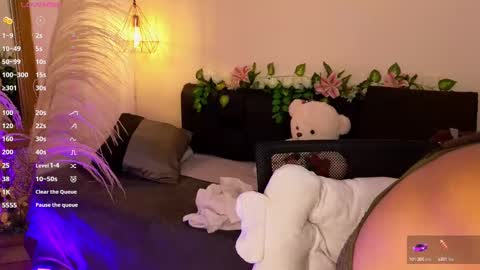 Hannah Williams online show from 10.04.25