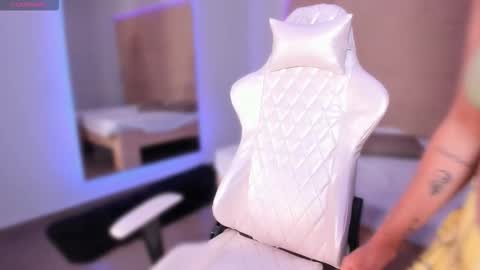 hannahmonttgomery  Help me reach 100 Hands up online show from 11.13.25