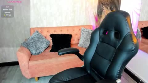 Snapshot of hannawells_ chatting on 11.27.25 Hanna online show from 11.27.25