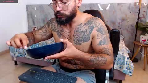 Snapshot of hanz_col chatting on 12.04.25 hanz_col online show from 12.04.25