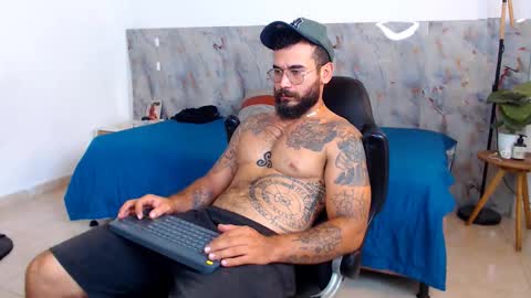 Snapshot of hanz_col chatting on 12.14.25 hanz_col online show from 12.14.25