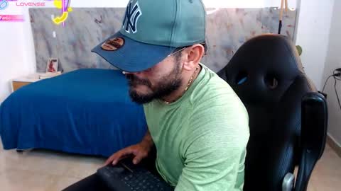 Snapshot of hanz_col chatting on 12.17.25 hanz_col online show from 12.17.25