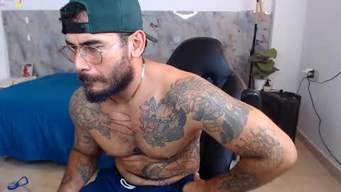 Snapshot of hanz_col chatting on 12.18.25 hanz_col online show from 12.18.25