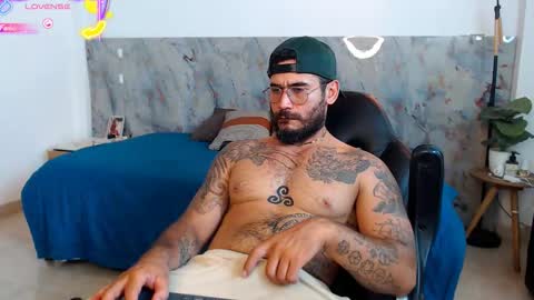 Snapshot of hanz_col chatting on 12.21.25 hanz_col online show from 12.21.25