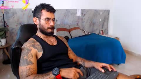 Snapshot of hanz_col chatting on 12.22.25 hanz_col online show from 12.22.25