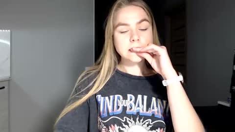 Snapshot of happy_fox_ chatting on 11.22.25 happy_fox_ online show from 11.22.25