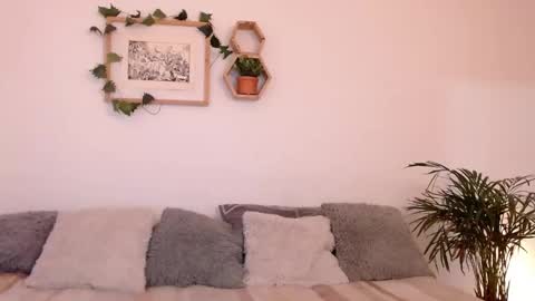 Snapshot of harmonyy01 chatting on 12.30.24 Harmony Please help me to reach 100 thumbs up online show from 12.30.24