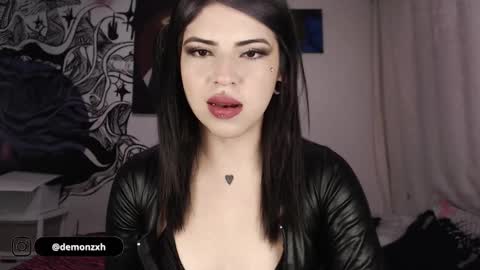 Snapshot of heatherdemonzx_ chatting on 01.22.25 HEATHER DEMONZX Please help me to reach 100 thumbs up online show from 01.22.25