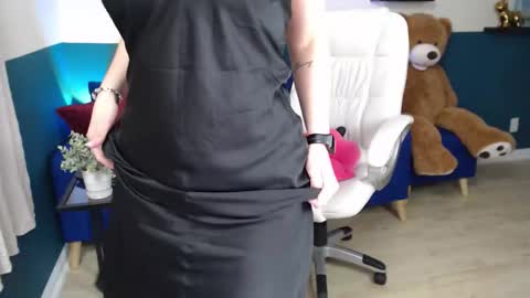 Snapshot of hebelongs2her chatting on 11.06.25 hebelongs2her online show from 11.06.25