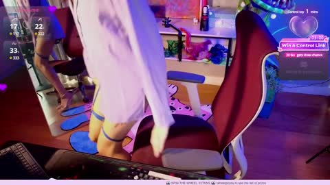 Snapshot of heidiluceous chatting on 01.15.25 Heidi brunette Foxy red head and Carrie blondie online show from 01.15.25