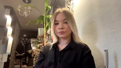 Snapshot of heikewormwood chatting on 12.01.25 Lana online show from 12.01.25