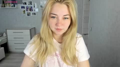Snapshot of helen_angel_girl chatting on 06.17.26 Helen sven online show from 06.17.26