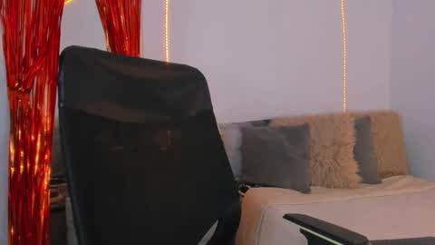 Helena Santos  online show from 11.02.25