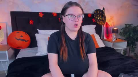 Snapshot of helendanvers chatting on 10.23.25 helendanvers online show from 10.23.25