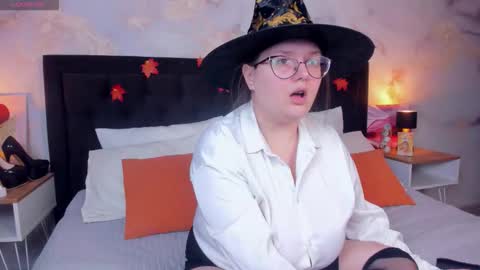 Snapshot of helendanvers chatting on 10.29.25 helendanvers online show from 10.29.25