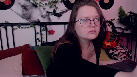 Snapshot of helendanvers chatting on 11.04.25 helendanvers online show from 11.04.25