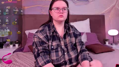 Snapshot of helendanvers chatting on 11.13.25 helendanvers online show from 11.13.25