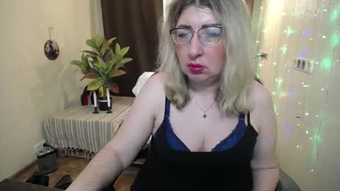 Snapshot of helenenigma chatting on 01.28.25 helenenigma online show from 01.28.25