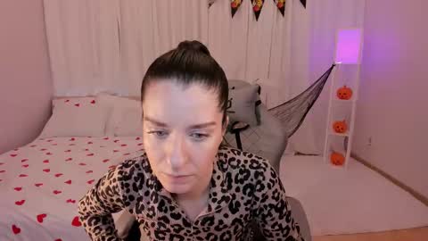 Snapshot of helentasty_ chatting on 10.30.25 Helen online show from 10.30.25