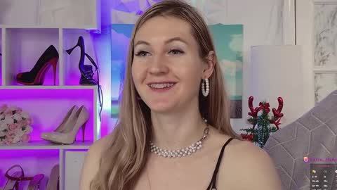 Alisia  Monday to Friday from 10 am to 4 pm GMT 2 online show from 12.18.24