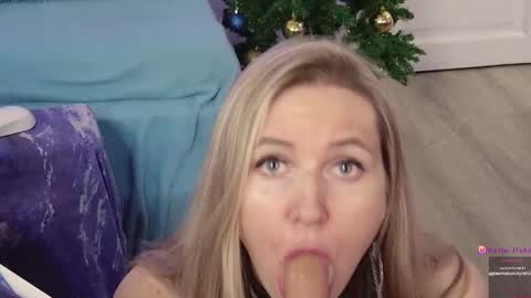 Alisia  Monday to Friday from 10 am to 4 pm GMT 2 online show from 12.19.24