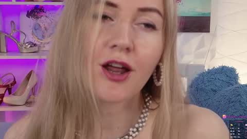 Alisia  Monday to Friday from 10 am to 4 pm GMT 2 online show from 02.05.25