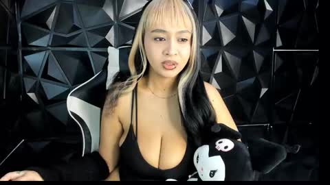 Snapshot of heluehorny13 chatting on 10.25.25 heluehorny13 online show from 10.25.25