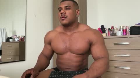 Snapshot of henrimusclee chatting on 01.02.25 Henri online show from 01.02.25