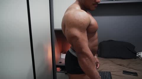 Snapshot of henrimusclee chatting on 10.04.25 Henri online show from 10.04.25