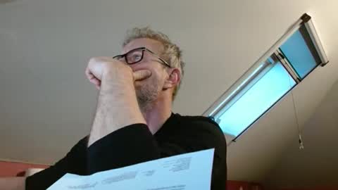 Snapshot of hering76 chatting on 12.17.25 hering76 online show from 12.17.25