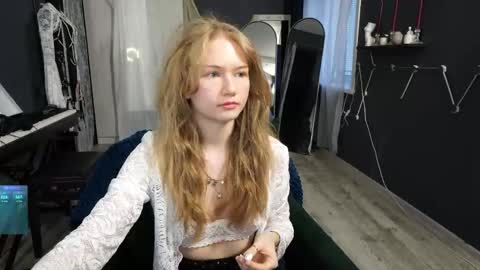 Snapshot of hetaerart chatting on 05.19.26 Sasha online show from 05.19.26