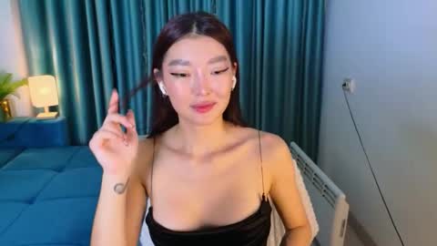 Snapshot of hey_herbal chatting on 10.23.25 Audrey online show from 10.23.25