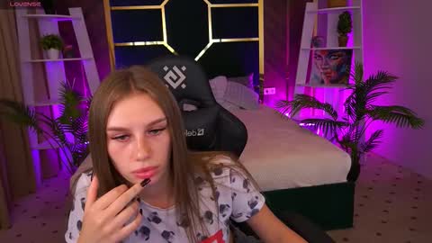 Snapshot of heyemilly chatting on 10.22.25 heyemilly online show from 10.22.25