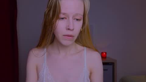 Snapshot of hihi_im_chloe chatting on 11.17.25 Chloe online show from 11.17.25