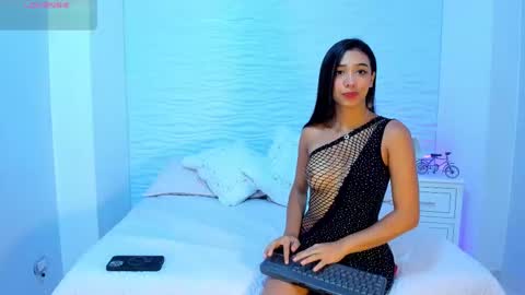 Snapshot of hileysweet chatting on 03.09.25 H I L E Y online show from 03.09.25