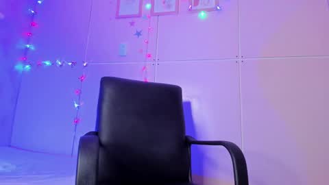 Snapshot of hillary_banks__ chatting on 12.11.24 Hillary online show from 12.11.24