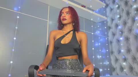 Snapshot of hillary_banks__ chatting on 11.30.25 Hillary online show from 11.30.25