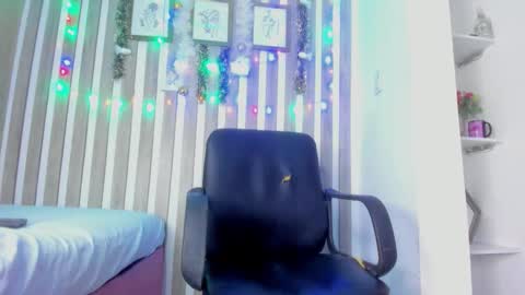 Snapshot of hillary_banks__ chatting on 12.13.25 Hillary online show from 12.13.25