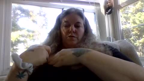 Snapshot of hippysnewhere chatting on 06.17.26 hippysnewhere online show from 06.17.26