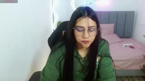 Snapshot of hisis_tay chatting on 09.28.25 hisis online show from 09.28.25