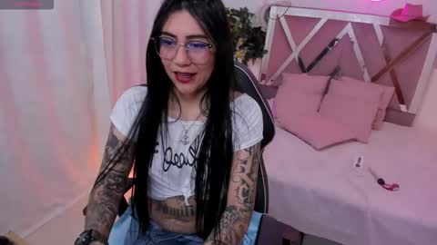 Snapshot of hisis_tay chatting on 10.04.25 hisis online show from 10.04.25